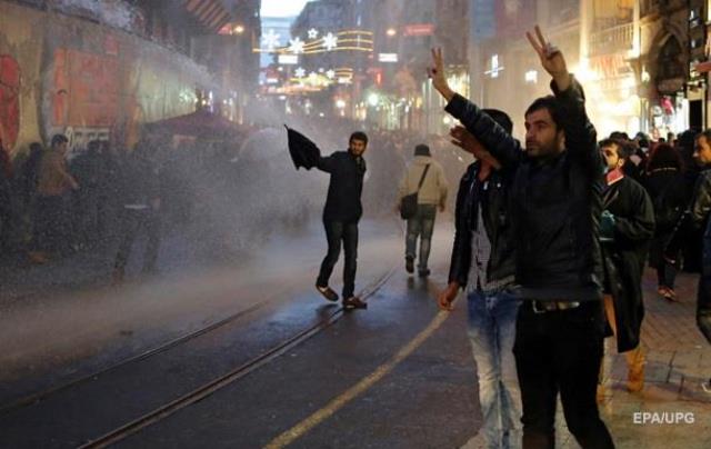 В Париже полиция применила слезоточивый газ против экоактивистов